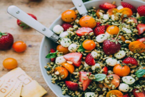 strawberry-caprese-farro-salad