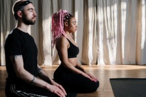 couple-meditating