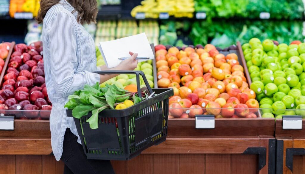 woman-grocery-shopping