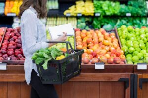 woman-grocery-shopping