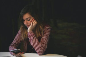 lonely-woman-phone