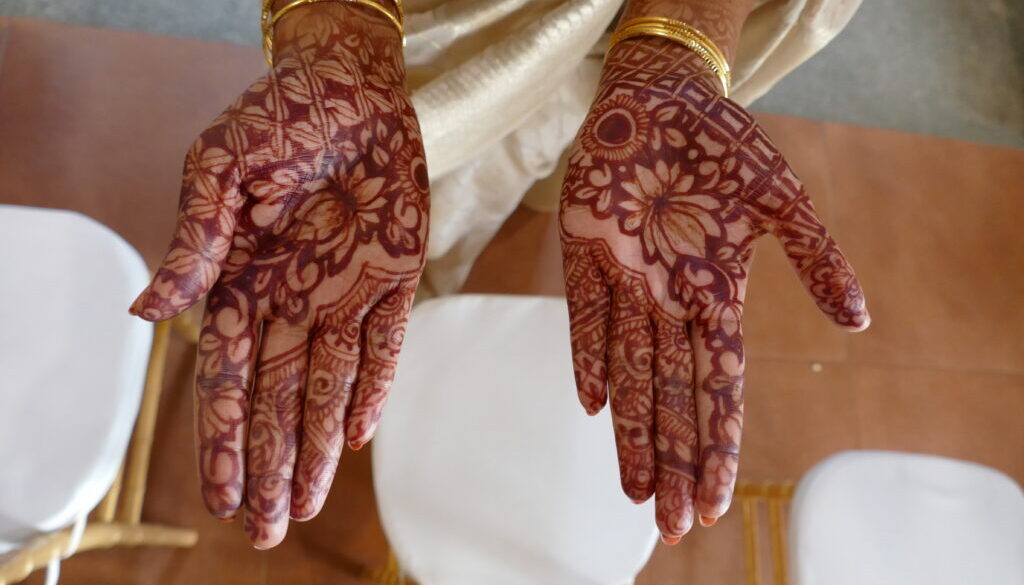 Henna_tattoo_(Mehndi)_at_a_wedding_in_India_01