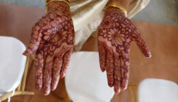 Henna_tattoo_(Mehndi)_at_a_wedding_in_India_01