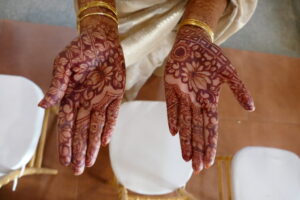 Henna_tattoo_(Mehndi)_at_a_wedding_in_India_01