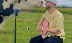 This Musician Sings for Animals and Became an Internet Star