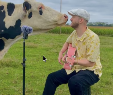 This Musician Sings for Animals and Became an Internet Star